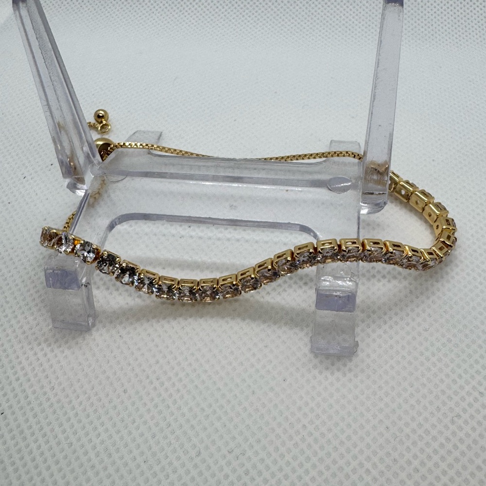 Elegant Gold Bracelet with Clear Accents